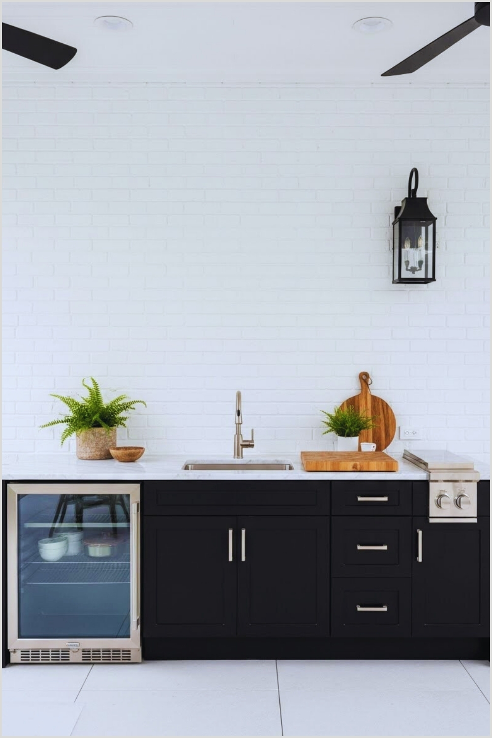 Sleek Outdoor Kitchen Setup Keeps Things Clean